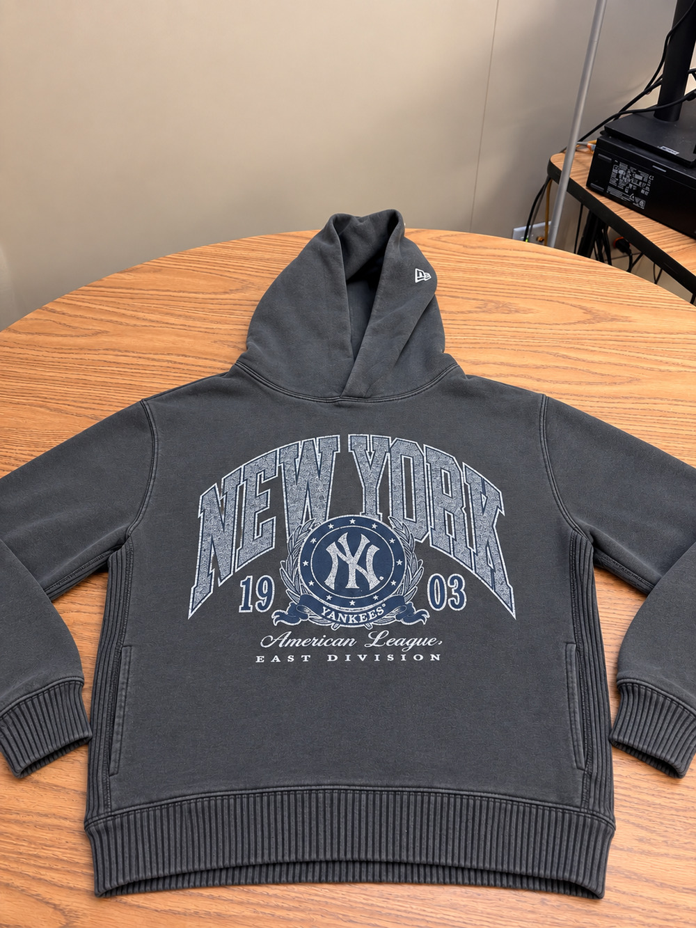 New Era New York Yankees Oversized Hoodie Men’s Medium Vintage Distressed Gray